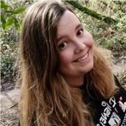 Profesora de letras imparte clases de Lengua Castellana, lengua gallega, historia y geografía a alumnos de primaria, ESO y Bachiller